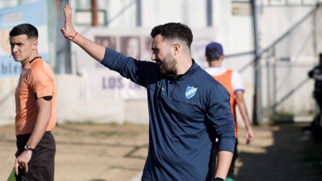 Gede Martino busca su primer triunfo como entrenador de Argentino.