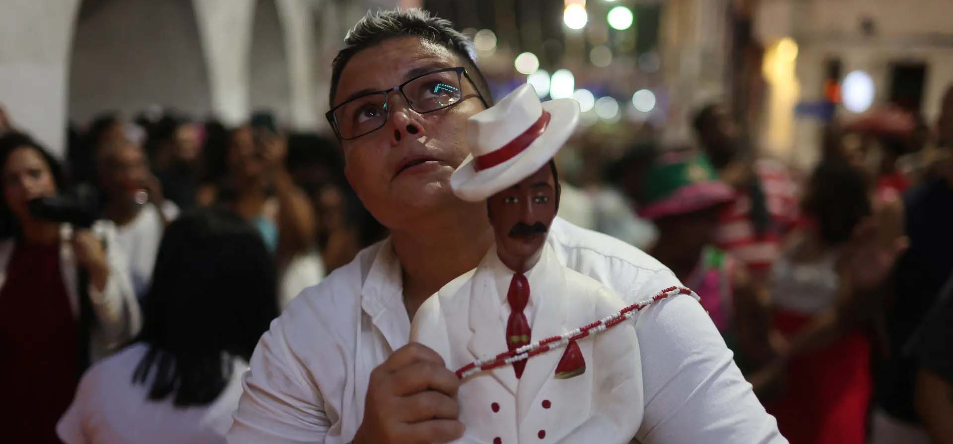 Una persona lleva una estatuilla de Zé Pilintra, una entidad popular en los cultos afrobrasileños considerada un símbolo de engaño y espíritu patrón de los bares, Río de Janeiro, Brasil. Fotografía: Pilar Olivares/Reuters Una persona lleva una estatuilla de Zé Pilintra, una entidad popular en los cultos afrobrasileños considerada un símbolo de engaño y espíritu patrón de los bares, Río de Janeiro, Brasil. Fotografía: Pilar Olivares/Reuters