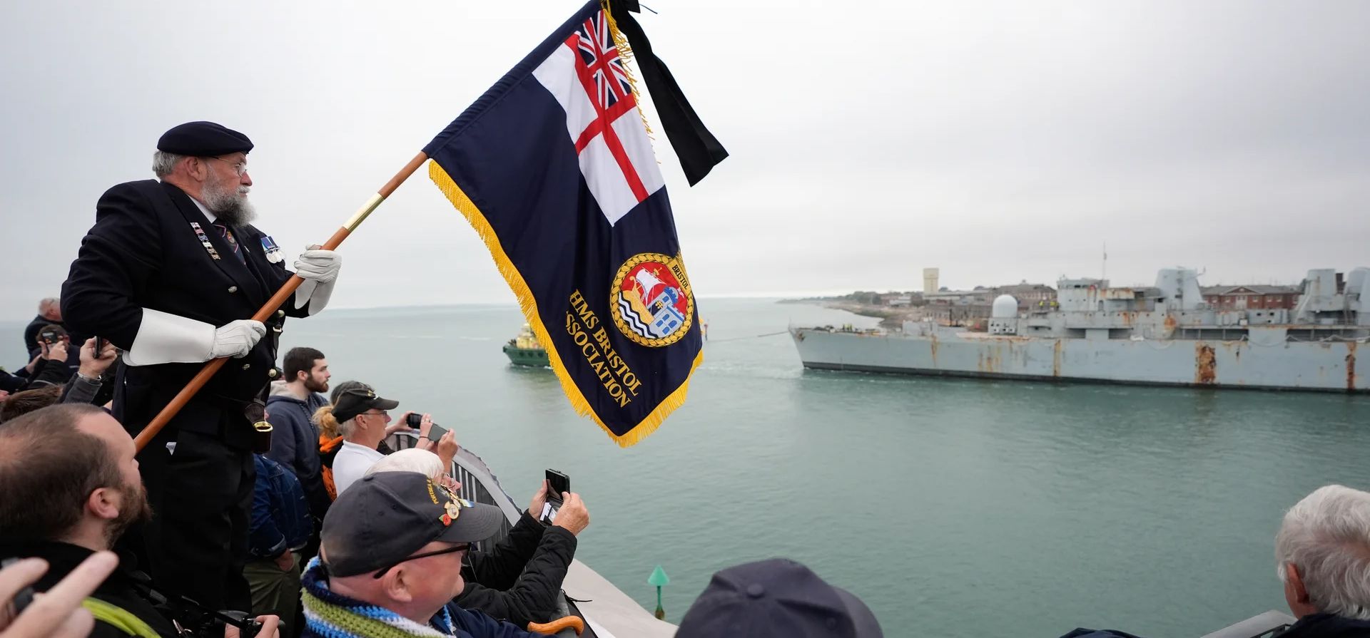 Un abanderado observa cómo el antiguo destructor de la Royal Navy HMS Bristol, que fue desplegado en la guerra de las Malvinas, es remolcado fuera del puerto para ser llevado a Turquía y reciclado, Portsmouth, Reino Unido. Fotografía: Andrew Matthews/PA Un abanderado observa cómo el antiguo destructor de la Royal Navy HMS Bristol, que fue desplegado en la guerra de las Malvinas, es remolcado fuera del puerto para ser llevado a Turquía y reciclado, Portsmouth, Reino Unido. Fotografía: Andrew Matthews/PA