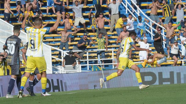 Emmanuel Ojeda anotó en el 3-1 contra Atlético Tucumán. Los otros goles fueron autoría de Emiliano Vecchio.