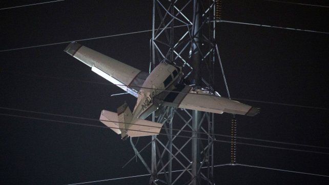 La avioneta quedó enganchada a unos 30 metros de altura.