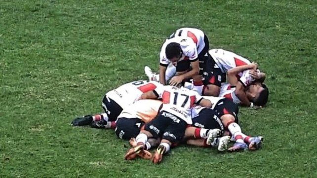 Deportivo Morón encontró la victoria en el descuento para dejar la última posición.