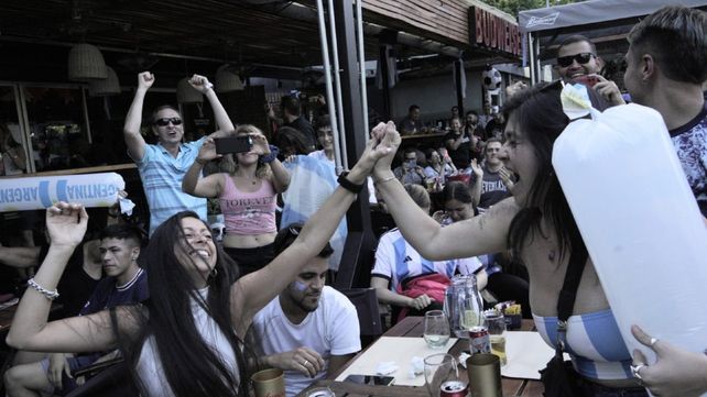 Festejos en bares tras la victoria argentina ante Australia. 