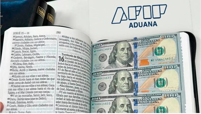 Descubren casi 17.000 dólares escondidos en biblias que se iban a enviar a Estados Unidos