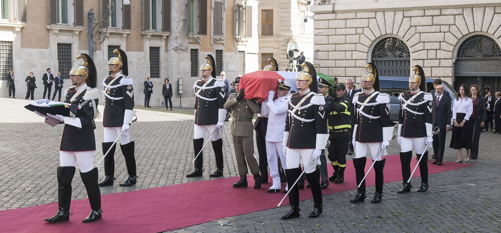 Los portadores del féretro llevan el ataúd del ex presidente italiano Giorgio Napolitano, durante estos funerales en Roma, el martes 26 de septiembre de 2023. Napolitano, el primer ex comunista en ascender al puesto más alto de Italia, presidente de la República, y el primer presidente en ser re electo, falleció el pasado viernes. Tenía 98 años. (Roberto Monaldo/LaPresse vía AP) Los portadores del féretro llevan el ataúd del ex presidente italiano Giorgio Napolitano, durante estos funerales en Roma, el martes 26 de septiembre de 2023. Napolitano, el primer ex comunista en ascender al puesto más alto de Italia, presidente de la República, y el primer presidente en ser re electo, falleció el pasado viernes. Tenía 98 años. (Roberto Monaldo/LaPresse vía AP)