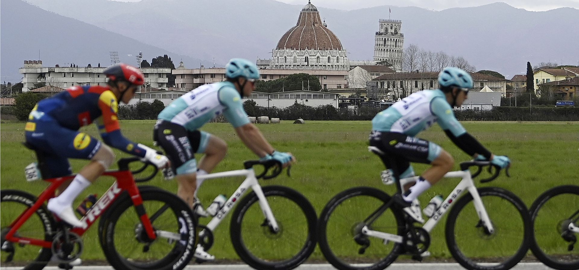 Un grupo de ciclistas participa de una competencia mientras la Torre Inclinada de Pisa se destaca al fondo, durante la segunda etapa de la carrera ciclista Tirreno Adriático, de Camaiore a Follonica, Italia, el martes 5 de marzo de 2024. (Fabio Ferrari/LaPresse vía AP) Un grupo de ciclistas participa de una competencia mientras la Torre Inclinada de Pisa se destaca al fondo, durante la segunda etapa de la carrera ciclista Tirreno Adriático, de Camaiore a Follonica, Italia, el martes 5 de marzo de 2024. (Fabio Ferrari/LaPresse vía AP)
