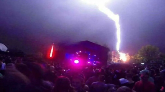 Un rayo cayó en pleno recital de Los Tekis en Salta y asustó a la multitud