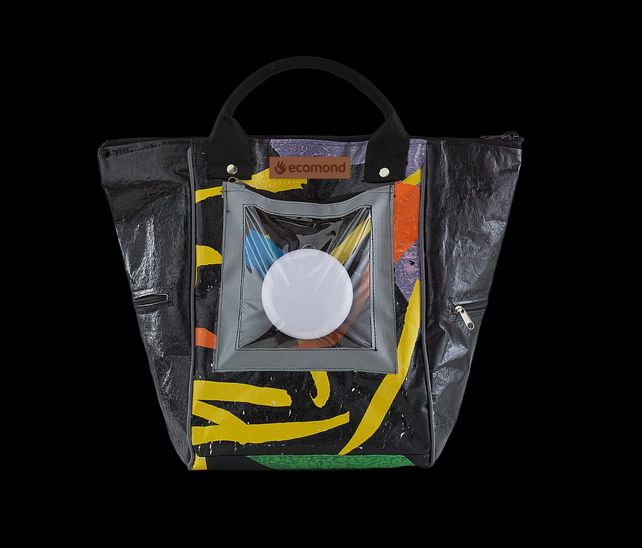 Bolso Ecomond a base de plástico reciclado y con panel solar incluido.
