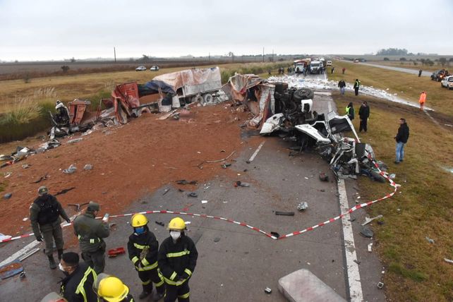 Los camiones quedaron totalmente destruidos sobre la autopista.&nbsp;