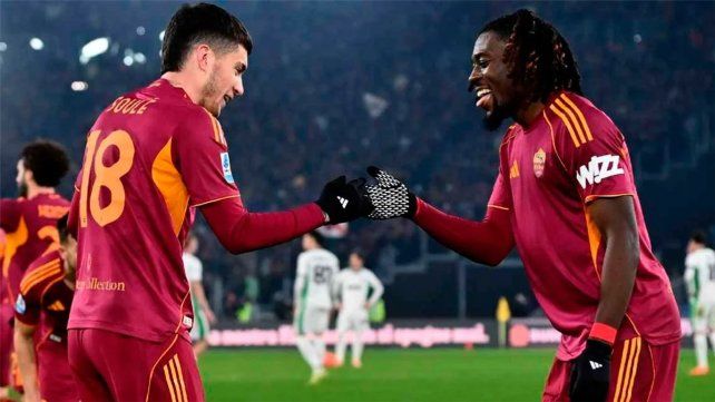 Roma ganó con autoridad ante Sassuolo y se mantiene en la pelea en la Serie A