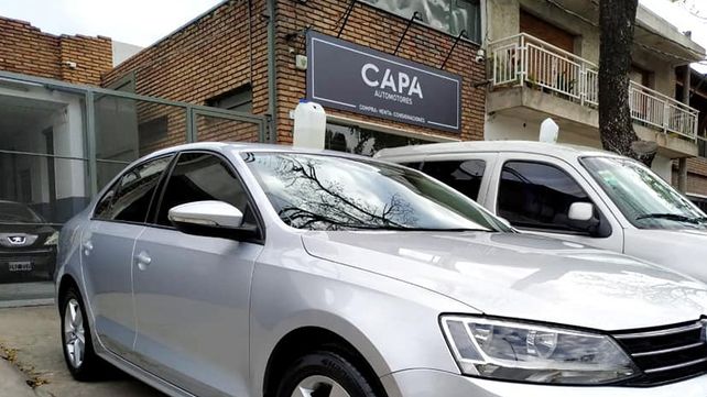 El frente de la concesionaria Capa Automotores recibió una docena de tiros en otra balacera registrada este viernes por la tarde.&nbsp;