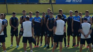 Cara a cara. Miguel Russo dialoga con sus futbolistas ante de inicio de la práctica, en el predio de Arroyo Seco.