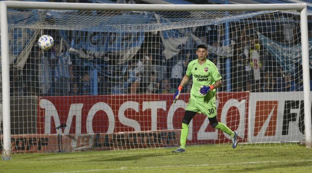 Josué Reinatti atajó en los dos primeros partidos del Apertura. A mitad de año se fue a Aldosivi.