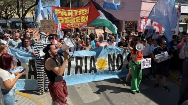 Tensión y disturbios en la peatonal de Santa Fe por la visita de Milei:  manifestaciones opositores corrieron a militantes libertarios
