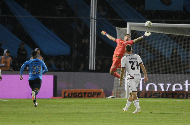 Newells pagó caro un error de Espínola en la salida y pierde 1 a 0.