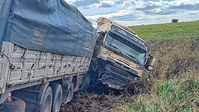 Impresionante choque, dejó a un conductor con una fractura de tobillo