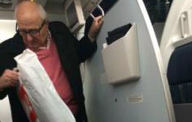 El pasajero que dijo que tenía una bomba en el bolso de mano. (Foto: Gentileza Juan Pablo Ruarte)