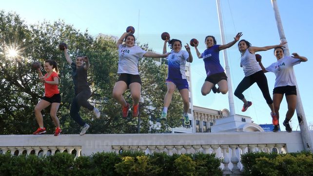 Parte del plantel en la Plaza 1º de Mayo de Paraná.&nbsp;