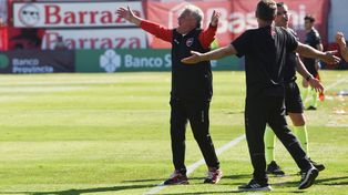 Adrián Coria protesta en su último partido dirigiendo a la primera de Newells. Fue ante Barracas, en el Chiqui Tapia. Gran campaña.