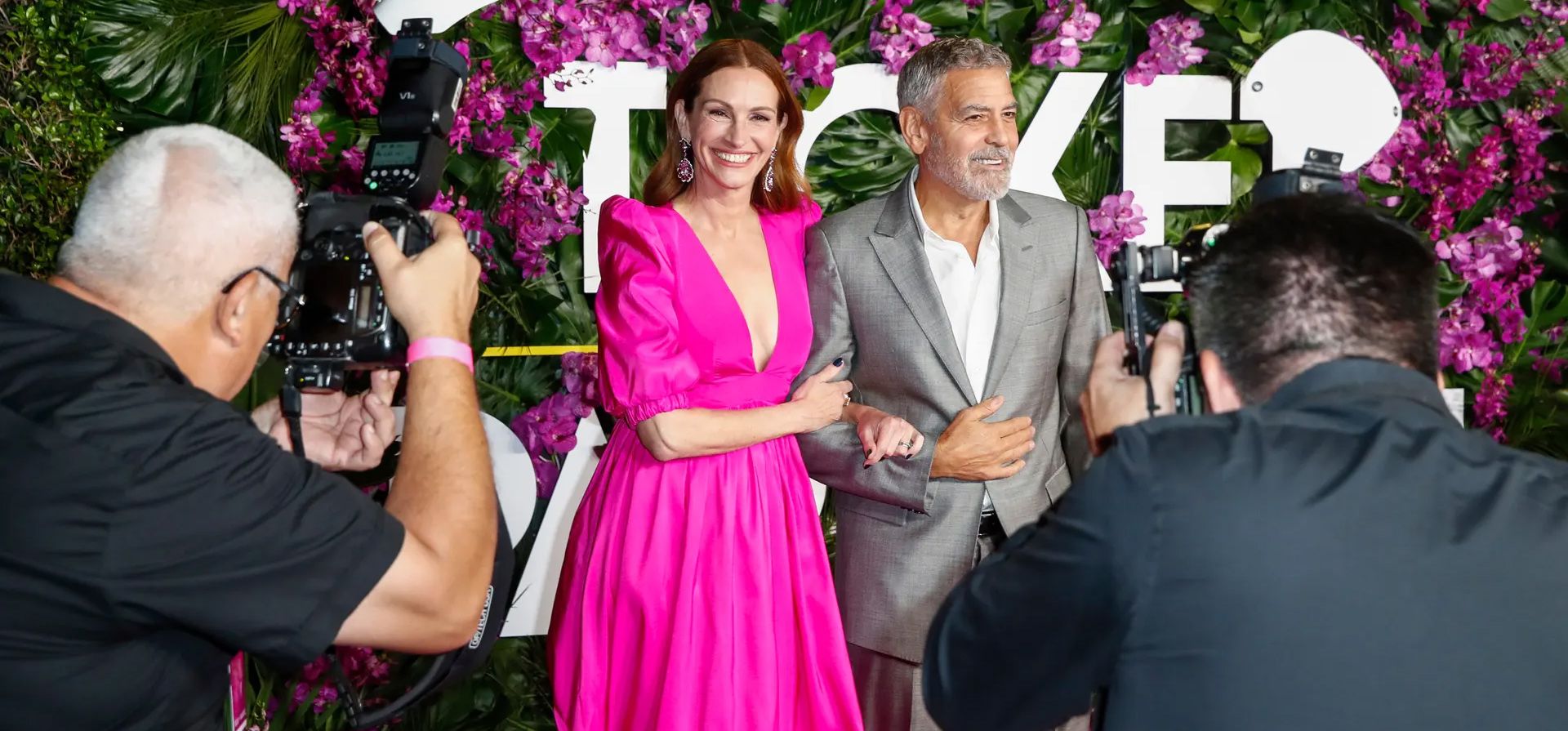 Julia Roberts y George Clooney asisten al estreno de la película Ticket to Paradise en el Regency Village Theater, en Los Ángeles, Estados Unidos.