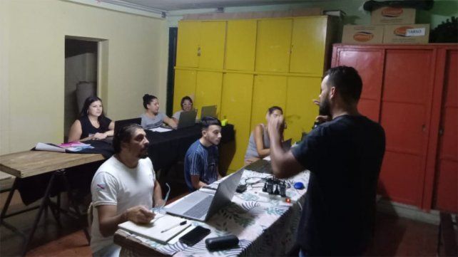 La escuela Pablo del Tarso y la de oficios Enrique Angelelli funcionan en barrio Anacleto Medina de Paraná. Cuentan con sólo 30 socios y la cuota es a voluntad