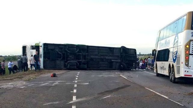 El micro quedó cruzado sobre la ruta
