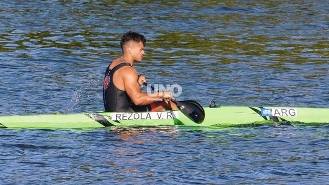 El palista santafesino Rubén Rézola entrena pensando en el selectivo a realizarse en marzo próximo.