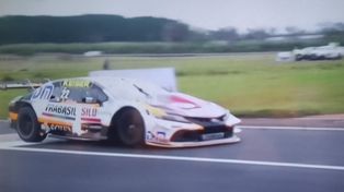 Otto Fritzler llega a la meta, con las ruedas traseras del Camry en el aire. Gran triunfo en el Turismo Carretera en Posadas.
