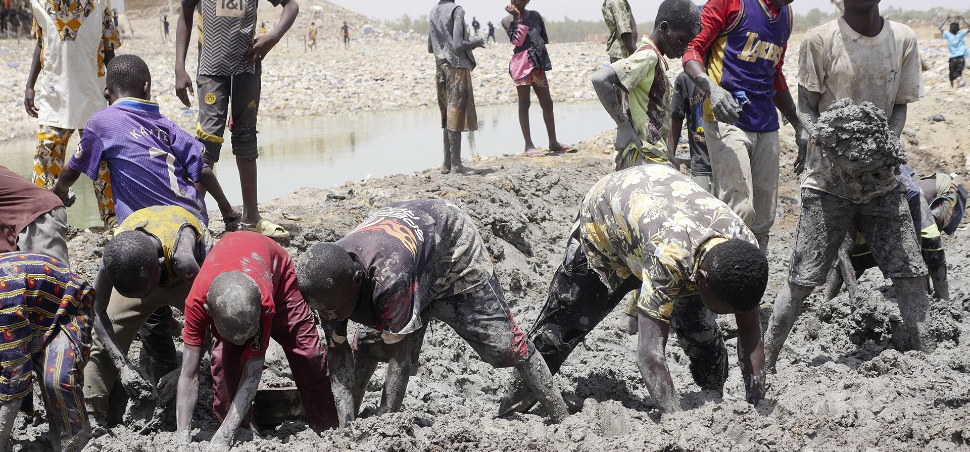 Los malienses participan en el revoque anual del edificio de adobe más grande del mundo, la Gran Mezquita de Djenne, Malí. El edificio ha estado en la lista del Patrimonio Mundial en Peligro de la UNESCO desde 2016.(Foto AP/Moustapha Diallo) Los malienses participan en el revoque anual del edificio de adobe más grande del mundo, la Gran Mezquita de Djenne, Malí. El edificio ha estado en la lista del Patrimonio Mundial en Peligro de la UNESCO desde 2016.(Foto AP/Moustapha Diallo)