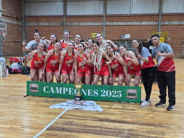 El seleccionado femenino de la Asociación Regional de Básquet Pancho Ramírez con la copa.