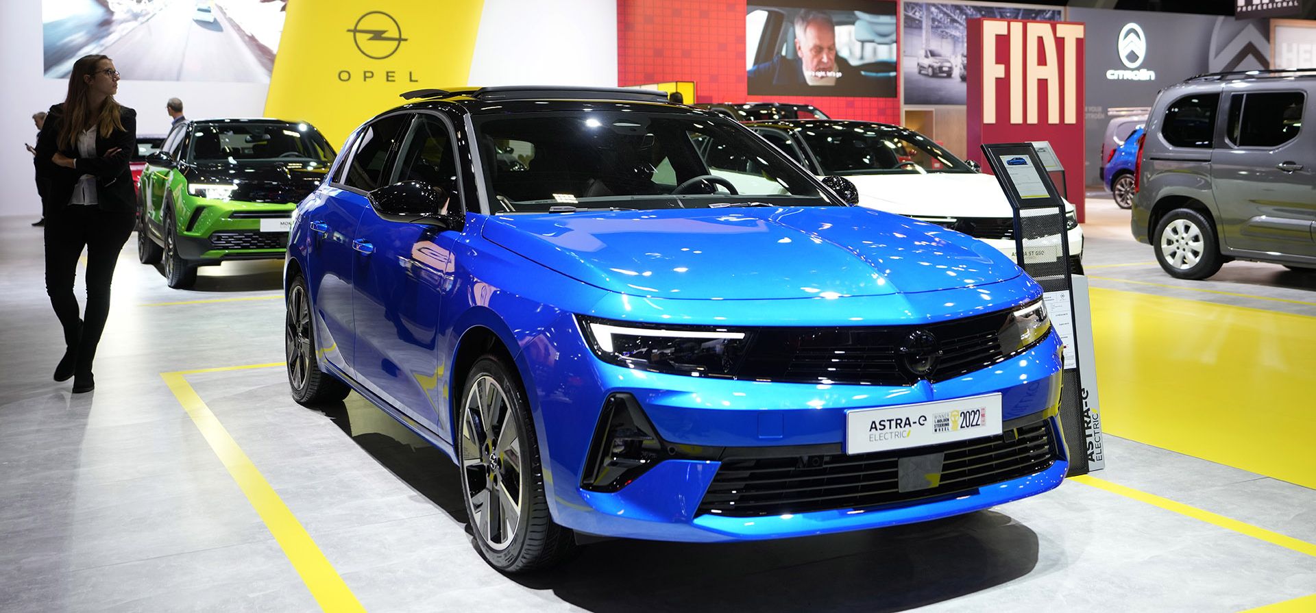 Opel Astra Electric hace su estreno mundial durante la apertura de medios del Salón del Automóvil de Bruselas, viernes 13 de enero de 2023. (Foto AP/Virginia Mayo)