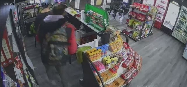 Entró de madrugada a un comercio sobre Boulevard Gálvez, redujo al empleado y vació la caja: quedó todo grabado