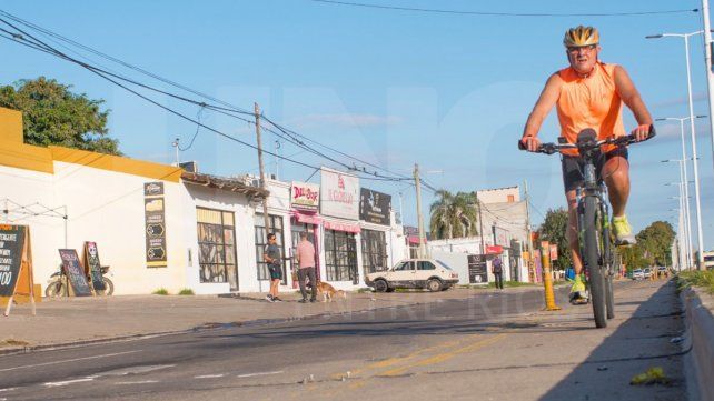 Hay largos tramos de la ciclovía sin los bastones flexibles y con la línea reglamentaria despintada. Además