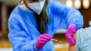 Detienen a un militante antivacunas por querer vacunarse en un brazo falso 