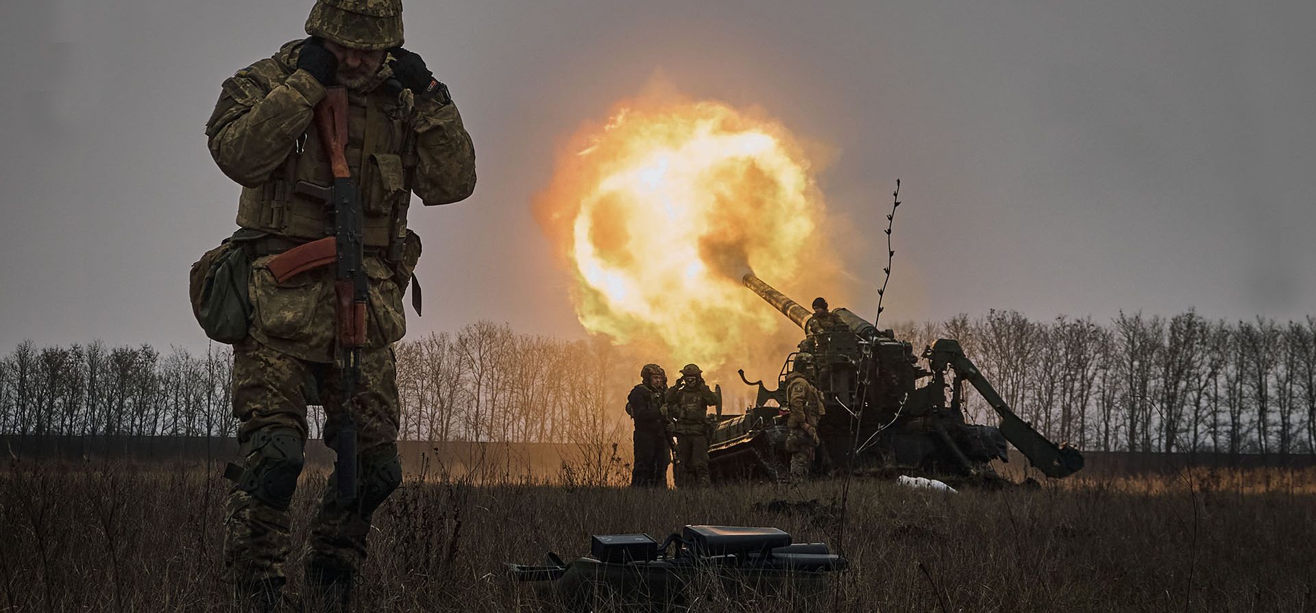 Soldados ucranianos disparan un sistema de artillería Pion contra posiciones rusas cerca de Bakhmut, región de Donetsk, Ucrania, el viernes 23 de diciembre de 2022. (Foto AP/LIBKOS)