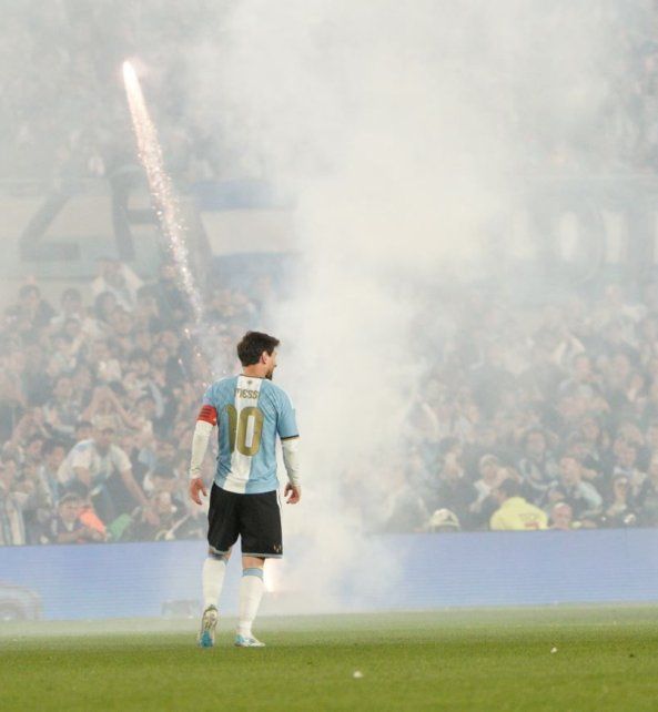 Lionel Messi en la inmensidad de un Monumental que lo vivó toda la noche. Un reconocimiento más que merecido.