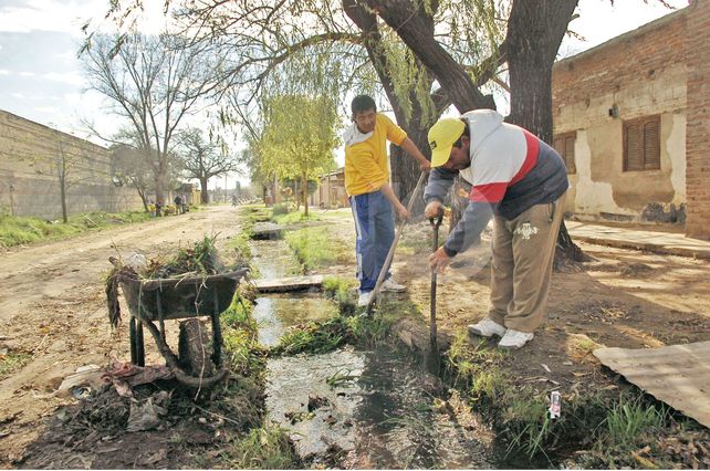 Una cuadrilla de 18 personas realiza todos los días trabajos de limpieza