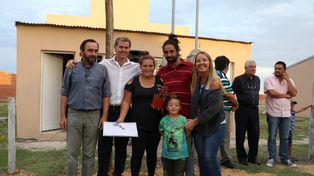 El intendente con una de las familias beneficiadas. Foto Municipalidad de Gualeguaychú.&nbsp;