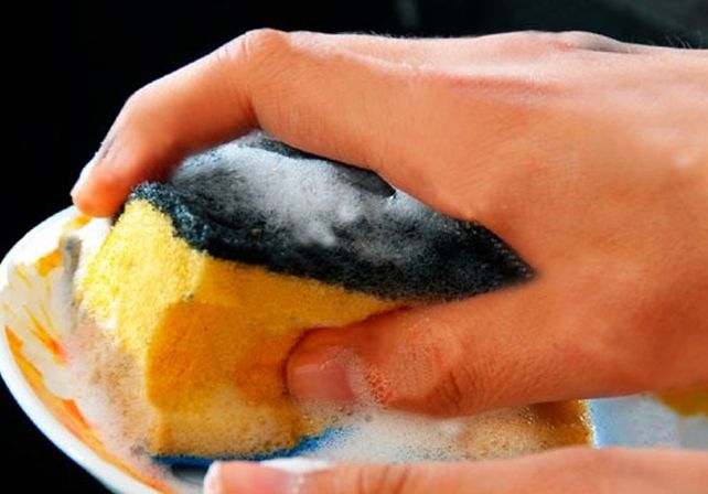 Un abogado fue sancionado por mandar a lavar los platos a una empleada