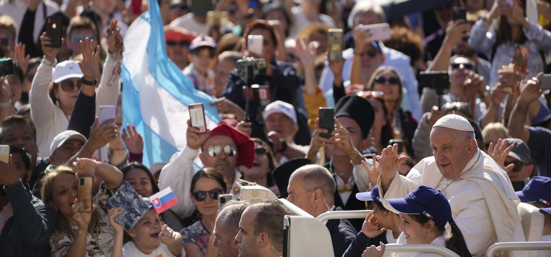 El papa Francisco saluda al llegar a su audiencia general semanal en la Plaza de San Pedro en el Vaticano, el miércoles 24 de abril de 2023. (Foto AP/Gregorio Borgia) El papa Francisco saluda al llegar a su audiencia general semanal en la Plaza de San Pedro en el Vaticano, el miércoles 24 de abril de 2023. (Foto AP/Gregorio Borgia)