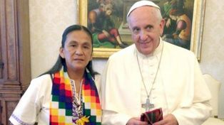 Francisco tuvo un gesto hacia Milagro Sala a quien le envió un rosario bendecido