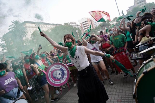 Pañuelazo verde: la plaza San Martín fue epicentro de la multitudinaria vigilia en apoyo al aborto legal 