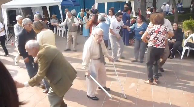 ¡Bastón al piso! Un abuelo enciende la pista de baile...