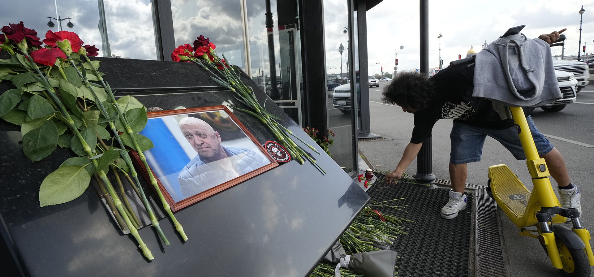 Un hombre coloca flores en un monumento informal en un café propiedad de Yevgeny Prigozhin, jefe de la compañía militar Wagner Group en San Petersburgo, Rusia, el viernes 25 de agosto de 2023. Una evaluación preliminar de la inteligencia estadounidense encontró que se presume que el accidente aéreo donde falleció Prigozhin, fue provocada intencionalmente por una explosión. (Foto AP/Dmitri Lovetsky) Un hombre coloca flores en un monumento informal en un café propiedad de Yevgeny Prigozhin, jefe de la compañía militar Wagner Group en San Petersburgo, Rusia, el viernes 25 de agosto de 2023. Una evaluación preliminar de la inteligencia estadounidense encontró que se presume que el accidente aéreo donde falleció Prigozhin, fue provocada intencionalmente por una explosión. (Foto AP/Dmitri Lovetsky)