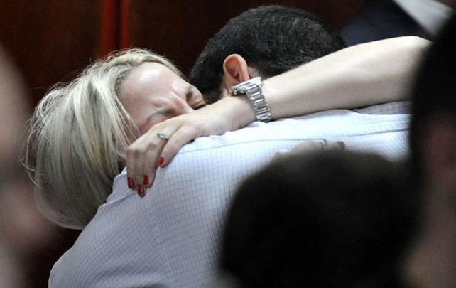 Víctimas de una tragedia. Carolina Píparo se abrazó con su marido cuando el Tribunal terminó de leer las condenas a los asesinos de su pequeño hijo.