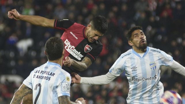 Recalde cabecea bárbaro al gol pero se lo anularían. El tercero seguido al paraguayo.