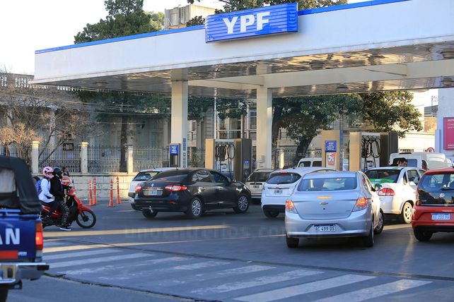 Gobierno postergó la suba de impuestos a combustibles para frenar el aumento
