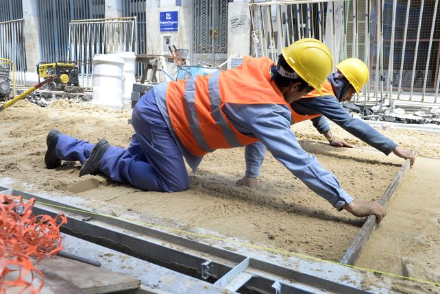 Manos a la obra. Trabajos de pavimentación en la ciudad de Rosario.