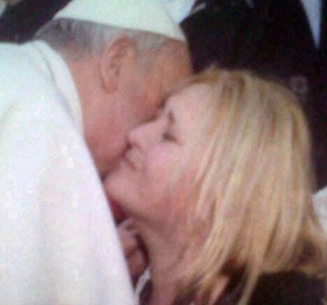 Que dios te bendiga. El Papa besa a Carolina Balbuena en el Vaticano.