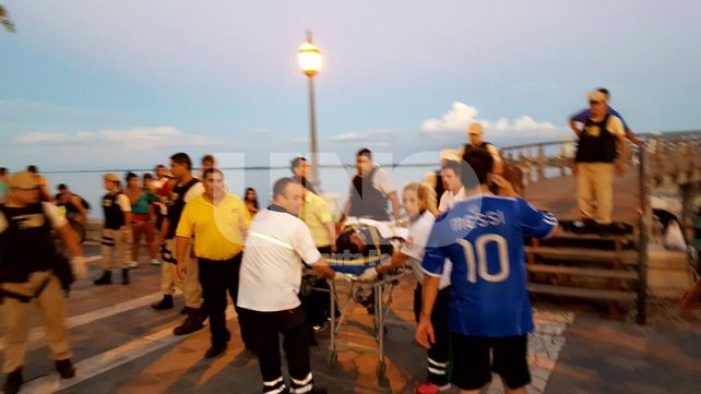 Un pescador se descompuso y cayó desde un pilar del Faro de la Costanera